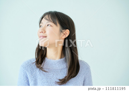 微笑む若い女性と白い背景 微笑む若い女性と白い背景 111811195