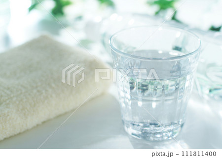 グラスに入った水とペットボトルとタオル グラスに入った水とペットボトルとタオル 111811400