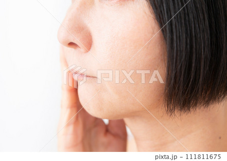 ミドル女性スキンケアイメージ ミドル女性スキンケアイメージ 111811675