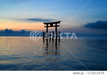 夜明けの滋賀県白鬚神社 琵琶湖中の大鳥居 夜明けの滋賀県白鬚神社 琵琶湖中の大鳥居 111812478