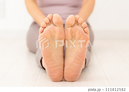 ミドル女性の足の裏 111812582