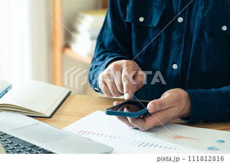 スマートフォンを操作する男性の手元 111812816