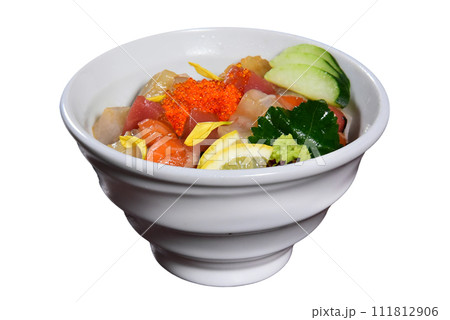 【白背景】新鮮な魚介を使った海鮮丼 【白背景】新鮮な魚介を使った海鮮丼 111812906
