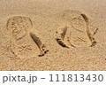 砂浜に書いた足跡 111813430