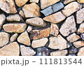 カラフルな石壁 111813544