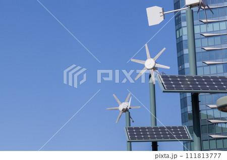 青空を背景とした太陽光と風力のハイブリッド発電システム 111813777