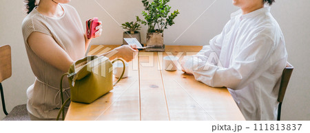 カフェ・喫茶店で自分の支払い分を渡して帰ろうとする女性（顔無し） 111813837