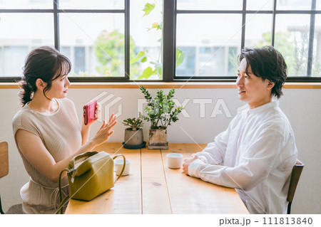 カフェ・レストランで会計時に奢られるのを断る女性 カフェ・レストランで会計時に奢られるのを断る女性 111813840