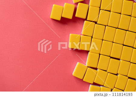 赤背景に並ぶブロック 赤背景に並ぶブロック 111814193