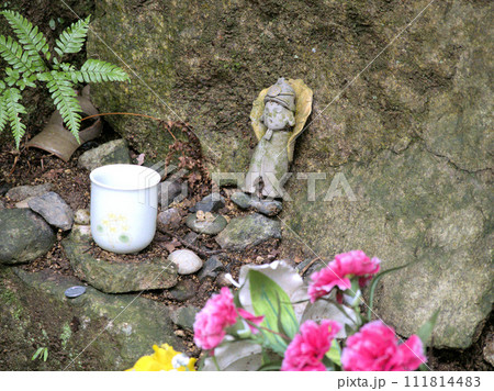 天拝山登山道の脇にある小さな仏像 福岡県筑紫野市武蔵 天拝山登山道の脇にある小さな仏像 福岡県筑紫野市武蔵 111814483