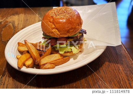 美味しそうなハンバーガー 111814978