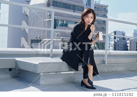 屋上でメモをとるビジネスウーマン 屋上でメモをとるビジネスウーマン 111815282