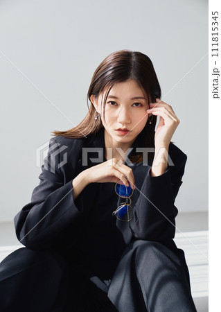 知的でクールなイメージの女性 111815345