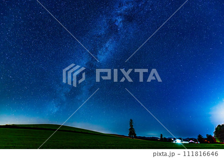 北海道美瑛町の星空　～クリスマスツリーの木～ 111816646