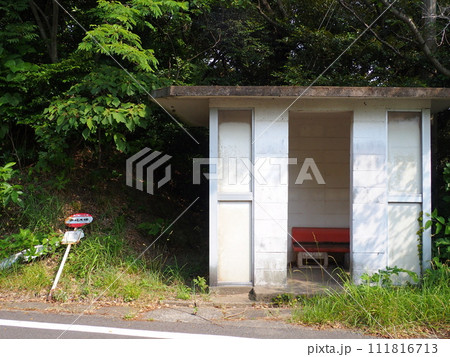 田舎のバス停 損壊 待合所 111816713