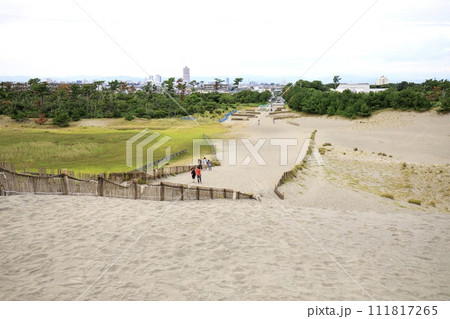 浜松市、中田島砂丘から眺めるアクトタワーと浜松市街の遠景 浜松市、中田島砂丘から眺めるアクトタワーと浜松市街の遠景 111817265