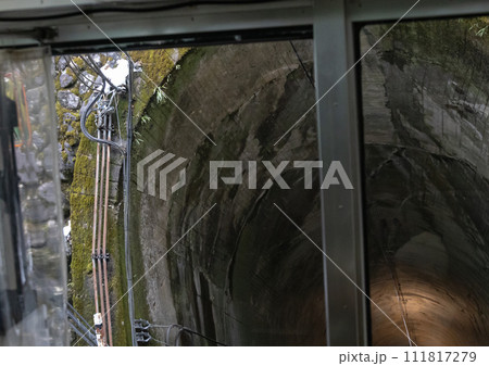 高尾山ケーブルカーのトンネル 高尾山ケーブルカーのトンネル 111817279