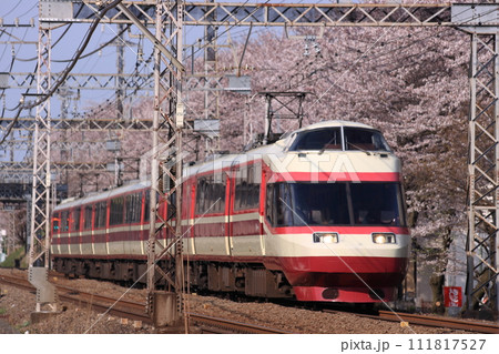 満開の桜の中を駆け抜ける小田急10000形電車_2010/4/6撮影 111817527