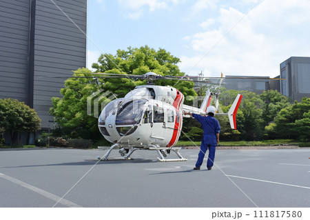 駐車場に停まるドクターヘリ　AI生成画像 111817580