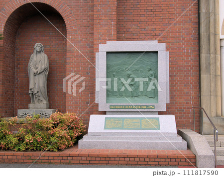 浦上天主堂の正面にある石像と祈念碑　長崎県長崎市本尾町 111817590