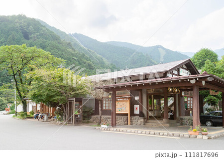 JR青梅線の鳩ノ巣駅 JR青梅線の鳩ノ巣駅 111817696