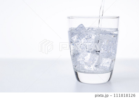 グラスに注がれた炭酸水 グラスに注がれた炭酸水 111818126