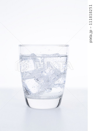 グラスに注がれた炭酸水 111818251