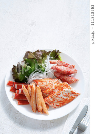 カニカマボコのサラダ 111818563