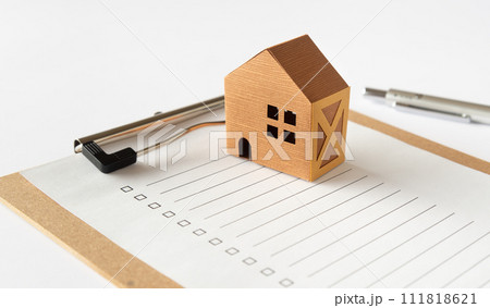 筋交いのある家とチェックシート　耐震化　筋交い　住居 111818621