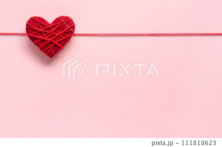ピンク色の背景に赤色のハート 糸でぐるぐるに巻いたハート ピンク色の背景に赤色のハート 糸でぐるぐるに巻いたハート 111818623
