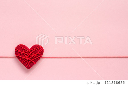 ピンク色の背景に赤色のハート 糸でぐるぐるに巻いたハート ピンク色の背景に赤色のハート 糸でぐるぐるに巻いたハート 111818626