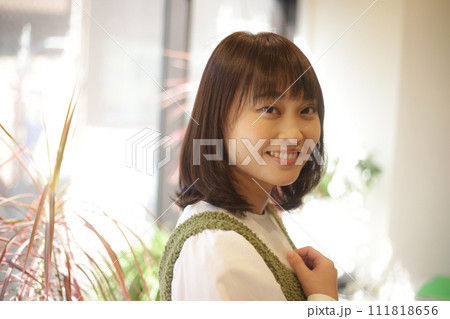 笑顔の女性 111818656
