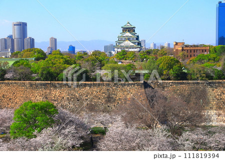 【大阪府】桜が満開の大阪城と大阪ビジネスパーク 111819394