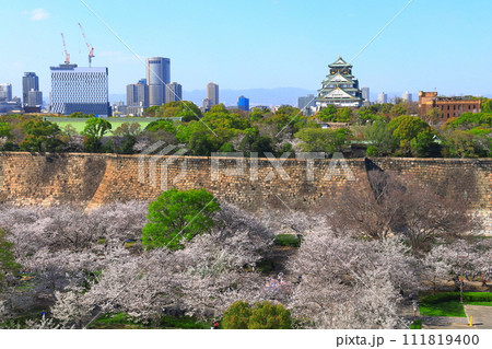 【大阪府】桜が満開の大阪城と大阪ビジネスパーク 111819400