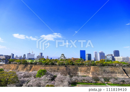 【大阪府】桜が満開の大阪城と大阪ビジネスパーク 【大阪府】桜が満開の大阪城と大阪ビジネスパーク 111819410
