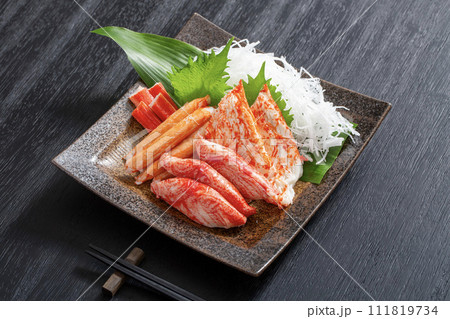 蟹蒲鉾、陶器の皿に盛りつけた多種類の蟹蒲鉾 111819734