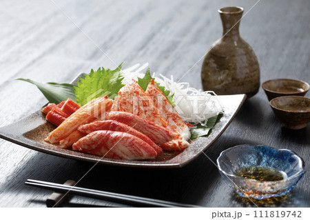 蟹蒲鉾、陶器の皿に盛りつけた多種類の蟹蒲鉾 蟹蒲鉾、陶器の皿に盛りつけた多種類の蟹蒲鉾 111819742