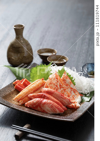 蟹蒲鉾、陶器の皿に盛りつけた多種類の蟹蒲鉾 111819744