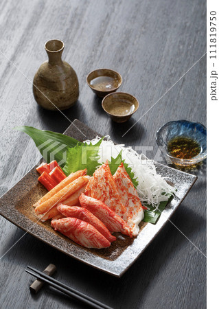 蟹蒲鉾、陶器の皿に盛りつけた多種類の蟹蒲鉾 111819750