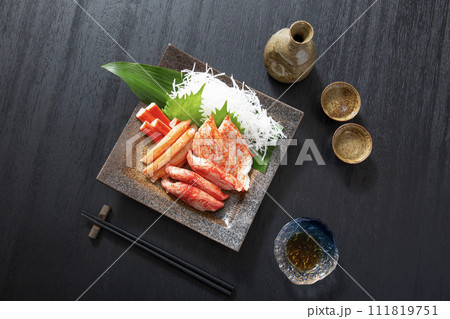 蟹蒲鉾、陶器の皿に盛りつけた多種類の蟹蒲鉾 蟹蒲鉾、陶器の皿に盛りつけた多種類の蟹蒲鉾 111819751