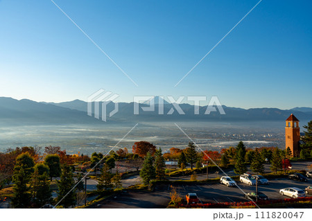 早朝の笛吹川フルーツ公園から眺める甲府盆地と富士山 山梨県 山梨市 早朝の笛吹川フルーツ公園から眺める甲府盆地と富士山 山梨県 山梨市 111820047