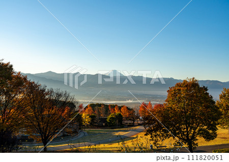 早朝の笛吹川フルーツ公園から眺める甲府盆地と富士山 山梨県 山梨市 早朝の笛吹川フルーツ公園から眺める甲府盆地と富士山 山梨県 山梨市 111820051