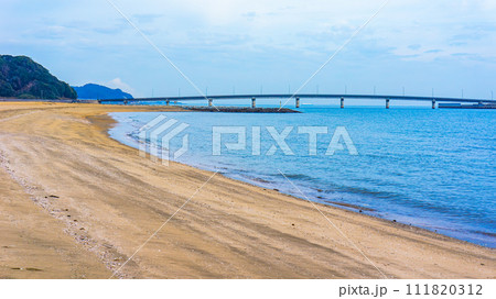 長井浜海水浴場の波打ち際と橋 111820312