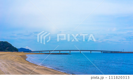 長井浜海水浴場の波打ち際と橋 長井浜海水浴場の波打ち際と橋 111820313