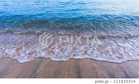 砂浜の波打ち際 111820314