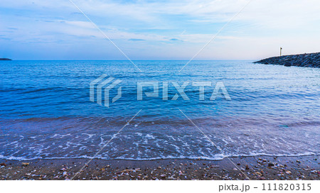 砂浜の波打ち際 111820315