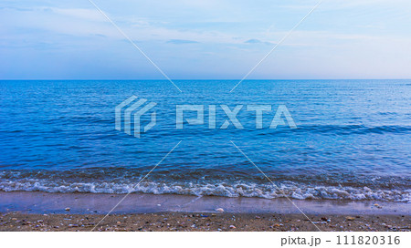 砂浜の波打ち際 砂浜の波打ち際 111820316