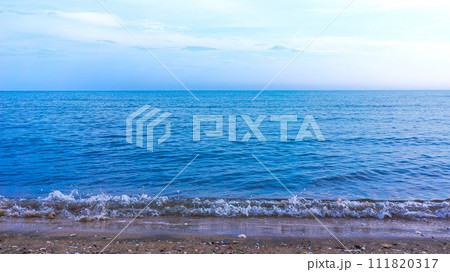 砂浜の波打ち際 111820317