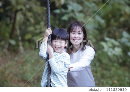 ターザンロープで遊ぶ親子 ターザンロープで遊ぶ親子 111820630