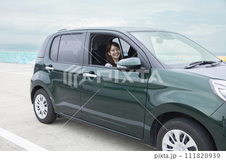 車で旅するかわいい女性 車で旅するかわいい女性 111820939